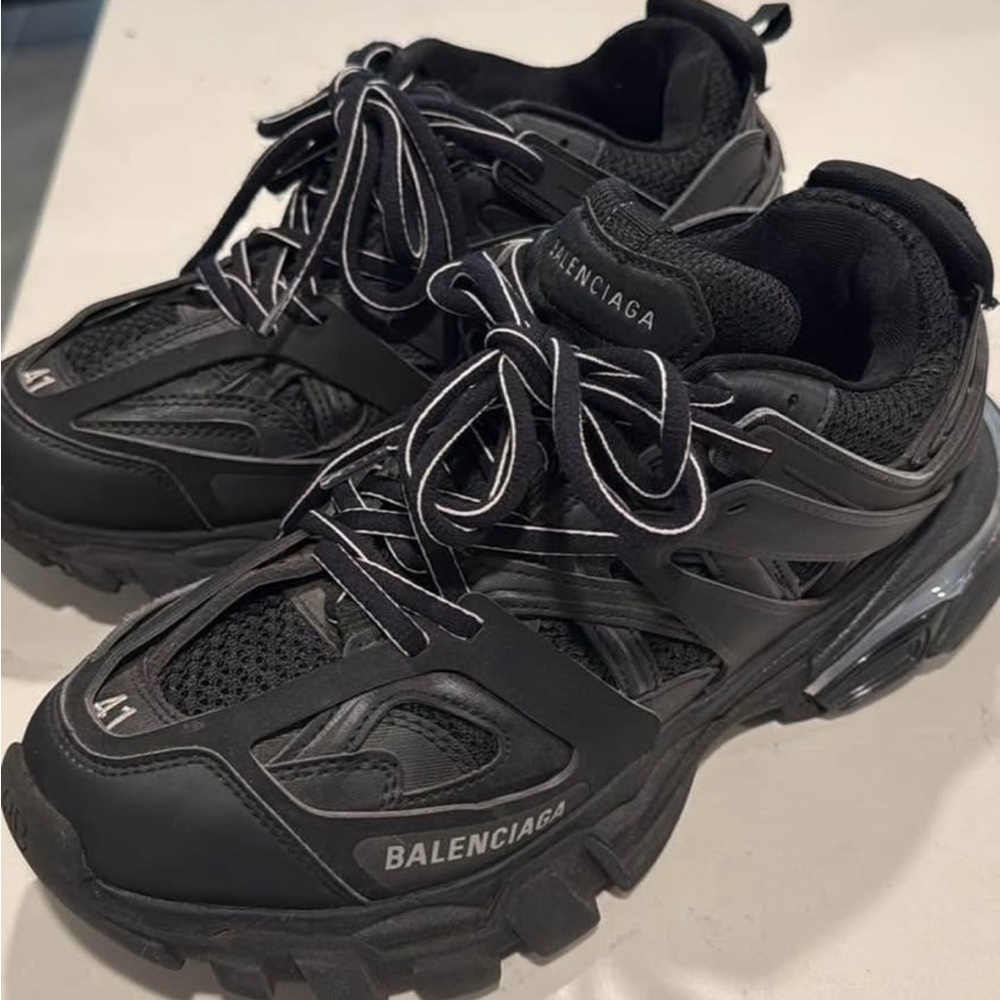 Balenciaga Black Sneakers with Chunky Sole and Durable Design - Picture 3 of 3